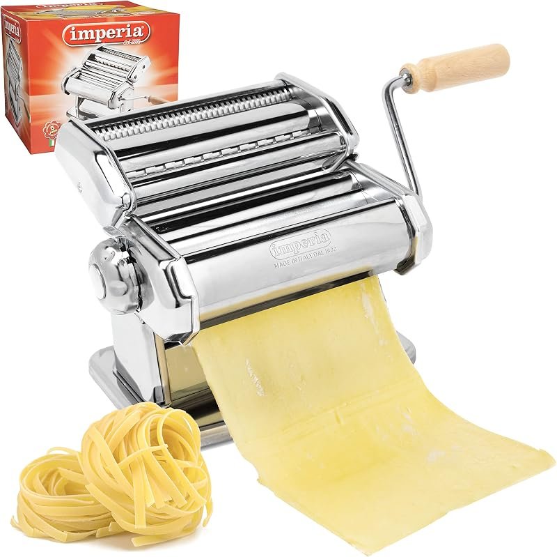 Machine à pâtes chromée avec manivelle fixée à une table