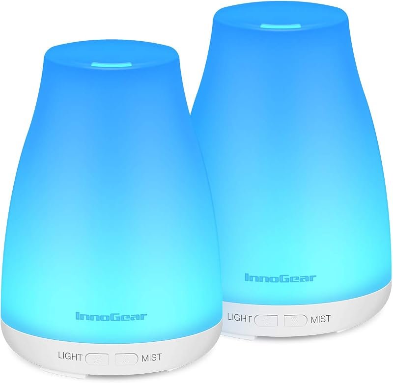 Deux petits diffuseurs blancs éclairés en couleurs différentes